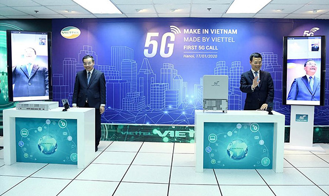 Bộ trưởng Nguyễn Mạnh Hùng và Bộ trưởng Chu Ngọc Anh thực hiện cuộc gọi 5G đầu tiên trên thiết bị do Viettel sản xuất