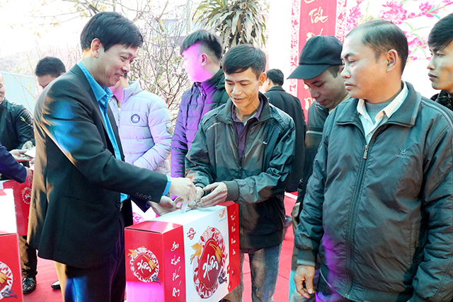Lãnh đạo LĐLĐ tỉnh  tặng quà cho đoàn viên công đoàn, công nhân lao động.