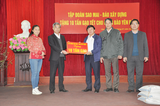 Ban Thường trực Ủy ban Mặt trận Tổ quốc tỉnh tiếp nhận 10 tấn gạo do Tập đoàn Sao Mai và Báo Xây dựng trao tặng.