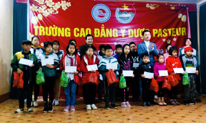 Lãnh đạo Trường Cao đẳng Y dược Pasteur trao tặng quà tết cho học sinh nghèo trên địa bàn thành phố Yên Bái.