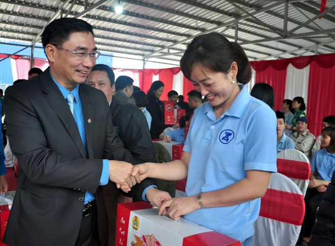 Đồng chí Nguyễn Chương Phát - Chủ tịch LĐLĐ tỉnh tặng quà cho công nhân lao động có hoàn cảnh khó khăn nhân dịp “Tết sum vầy” 2020.