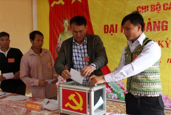 Đảng viên Chi bộ thôn Cang Dông, xã Pá Hu, huyện Trạm Tấu bỏ phiếu bầu cấp ủy khóa mới.