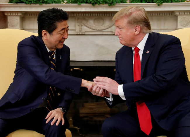 Tổng thống Mỹ Donald Trump (phải) và Thủ tướng Nhật Bản Abe Shinzo.