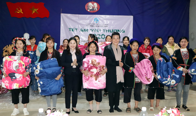 Lãnh đạo Hội LHPN Việt Nam và Hội LHPN tỉnh Yên Bái tặng chăn ấm cho phụ nữ xã Yên Thành (huyện Yên Bình)
