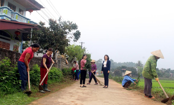 Phụ nữ huyện Trấn Yên vệ sinh đường thôn, trồng hoa tạo cảnh quan môi trường xanh - sạch - đẹp.