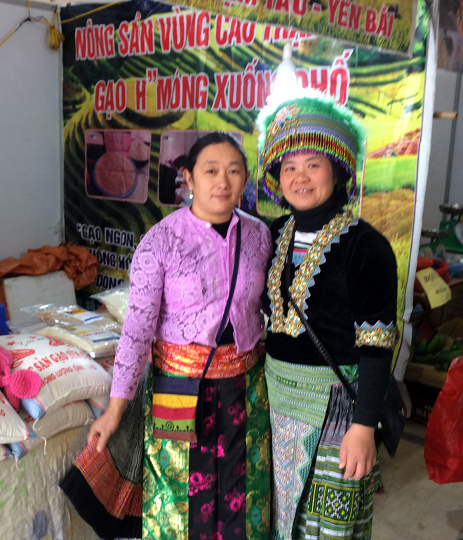 Chị Phạm Thị Phương Hồng (bên phải) đưa sản phẩm gạo Mông tham gia Hội chợ xúc tiến thương mại do Bộ Nông nghiệp và Phát triển nông thôn tổ chức.