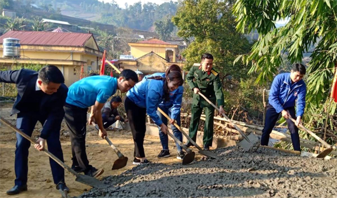 Tuổi trẻ thành phố Yên Bái và huyện Mù Cang Chải xây dựng công trình “Cùng em tôi đến trường” tại huyện Mù Cang Chải.
