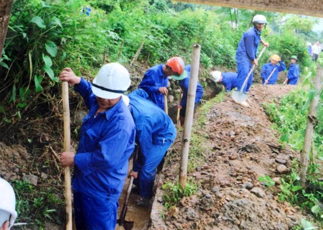 Công nhân Công ty TNHH Nghĩa Văn nạo vét kênh mương tại xã Hạnh Sơn.