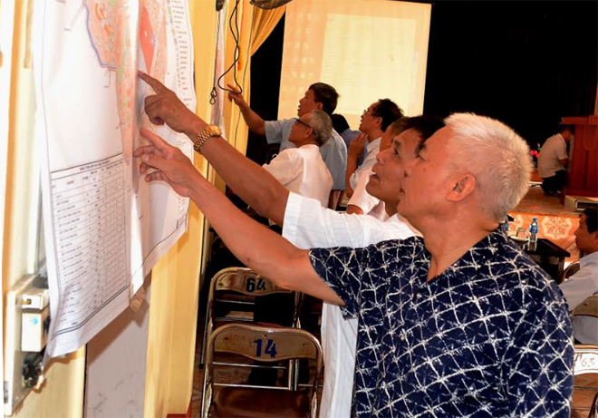Cán bộ, nhân dân phường Nguyễn Thái Học theo dõi bản đồ dự kiến quy hoạch chi tiết của địa phương.