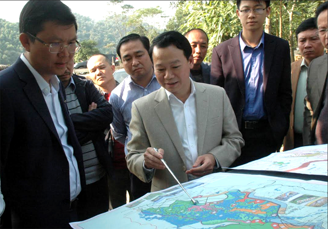 Đồng chí Đỗ Đức Duy - Phó Bí thư Tỉnh ủy, Chủ tịch UBND tỉnh giới thiệu với nhà đầu tư về tiềm năng phát triển du lịch sinh thái đầm Vân Hội, huyện Trấn Yên.