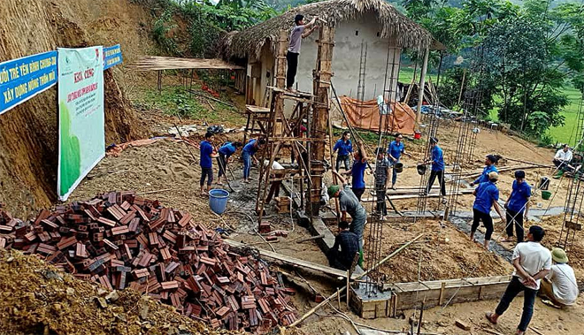 Đoàn viên thanh niên huyện Yên Bình giúp đỡ các hộ nghèo khởi công xây dựng nhà tình nghĩa.
