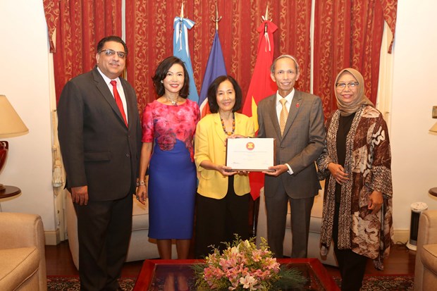 Đại sứ Philippines Linglingay F. Lacanlale (thứ 3 từ trái sang) bàn giao chức Chủ tịch Ủy ban ASEAN tại Argentina cho Đại sứ Việt Nam Đặng Xuân Dũng.