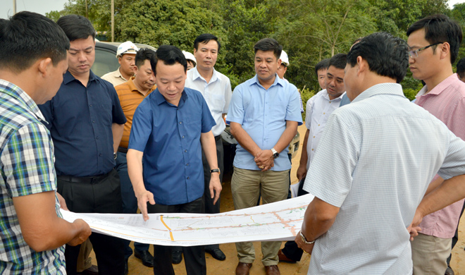 Vice Secretary of the provincial Party Committee and Chairman of the provincial People’s Committee Do Duc Duy works over the project connecting Highway 32C with Noi Bai-Lao Cai expressway.