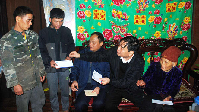 Ông Nguyễn Xuân Cường tặng quà cho người dân có nhà bị thịệt hại nặng nề do mưa đá