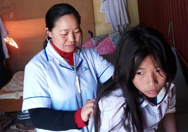 Y sĩ Nguyễn Thị Vân Thủy thăm khám cho bệnh nhi.