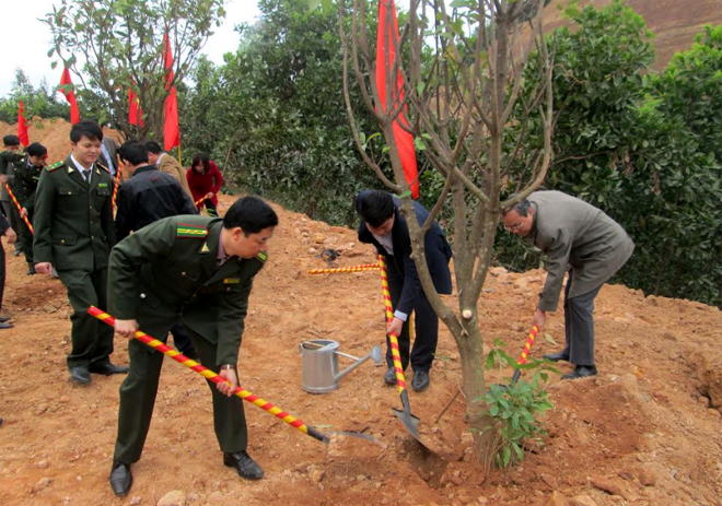 Cán bộ và nhân dân huyện Yên Bình tham gia “Tết trồng cây đời đời nhớ ơn Bác Hồ” tại thị trấn Yên Bình.