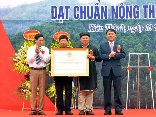 Lãnh đạo xã Kiên Thành đón nhận Quyết định công nhận đạt chuẩn nông thôn mới của xã.