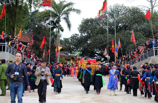 Lễ hội đền Đông Cuông được UBND huyện Văn Yên tổ chức vào ngày Mão tháng Giêng hàng năm luôn thu hút rất đông du khách.