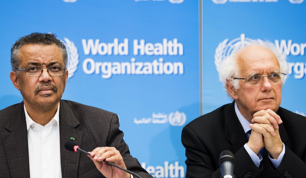 Tổng giám đốc WHO, ông Tedros Adhanom (trái) và giáo sư Didier Houssin, Chủ tịch Ủy ban Khẩn cấp, nói chuyện với truyền thông tại trụ sở của WHO ở Geneva ngày 30/1.