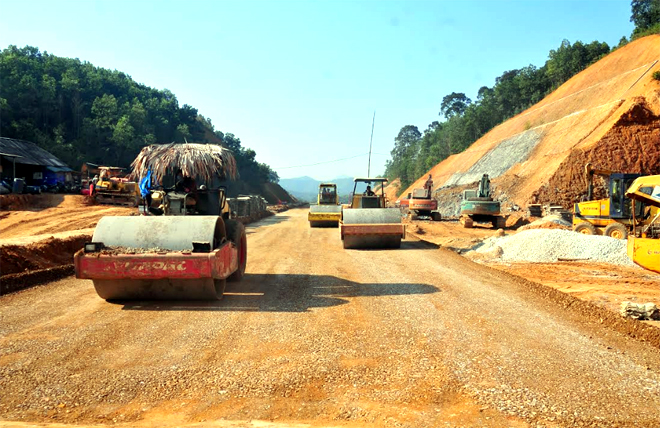 Các đơn vị thi công đẩy nhanh tiến độ công trình đường nối quốc lộ 32C với cao tốc Nội Bài - Lào Cai.
