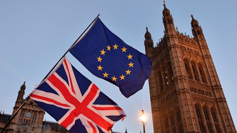 Cờ Anh (phía dưới) và cờ EU bên ngoài tòa nhà Quốc hội Anh tại London.