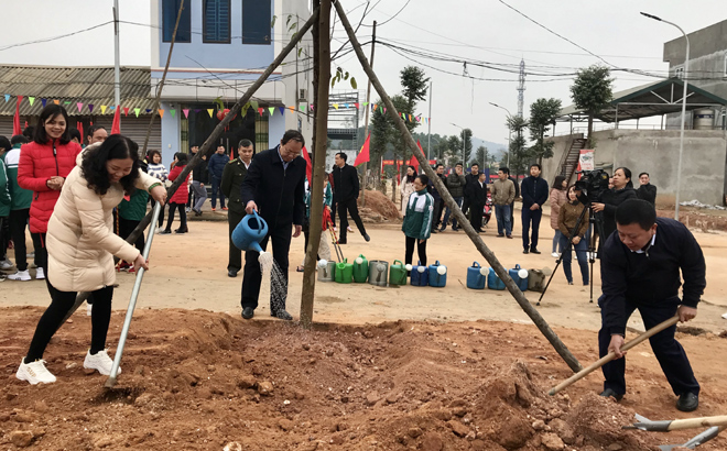 Các đồng chí lãnh đạo huyện Yên Bình tham gia trồng cây tại khu đô thị mới thị trấn Yên Bình.