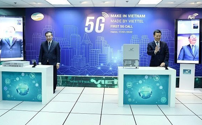 Minister of Science and Technology Chu Ngoc Anh (left) and Minister of Information and Communications Nguyen Manh Hùng make a call on January 17 with a Viettel-made 5G device.