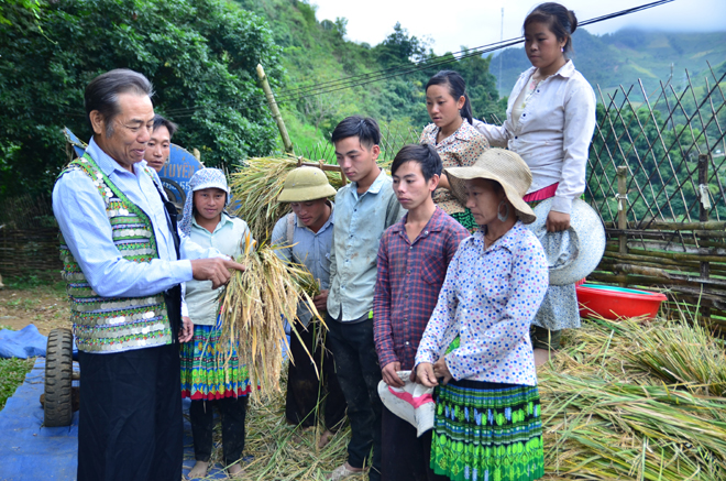 Ông Thào A Tông trao đổi với bà con dân bản về phát triển kinh tế.
