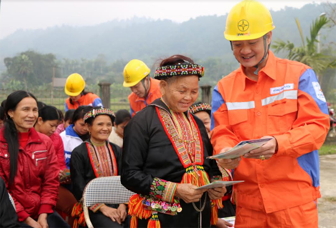 Công nhân Điện lực Lục Yên tuyên truyền sử dụng điện an toàn, hiệu quả đến người dân xã Khai Trung, huyện Lục Yên.