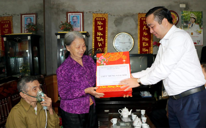 Bí thư Huyện ủy Yên Bình Đoàn Hữu Phung thăm và tặng quà tết cho gia đình ông Nguyễn Khắc Tỏa, thương binh hạng 1/4, xã Đại Đồng, huyện Yên Bình.