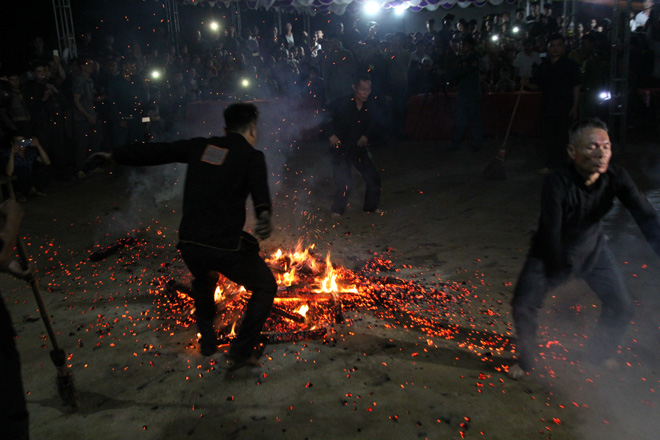 Tục nhảy lửa của người Dao đỏ xã Viễn Sơn là hình thức sinh hoạt văn hóa tinh thần mang tính tâm linh độc đáo.