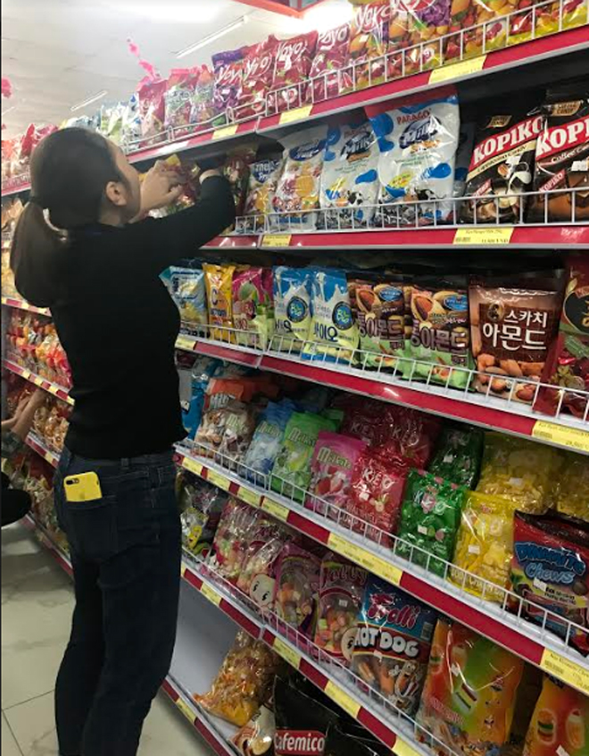 Bánh kẹo bày bán trong các siêu thị là hàng hóa được Cục Quản lý thị trường tỉnh tăng cường kiểm tra, kiểm soát.