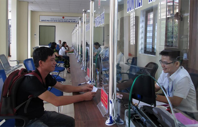 Cán bộ Bộ phận Phục vụ Hành chính công huyện Văn Yên giải quyết thủ tục hành chính cho người dân.