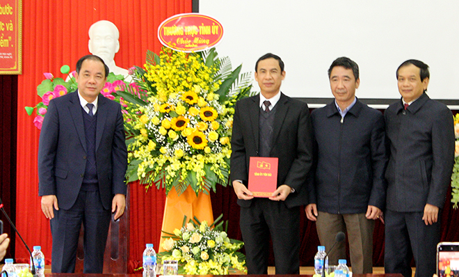 Đồng chí Tạ Văn Long - Phó Bí thư Thường trực Tỉnh ủy tặng hoa chúc mừng cán bộ, công chức Ban Nội chính Tỉnh ủy