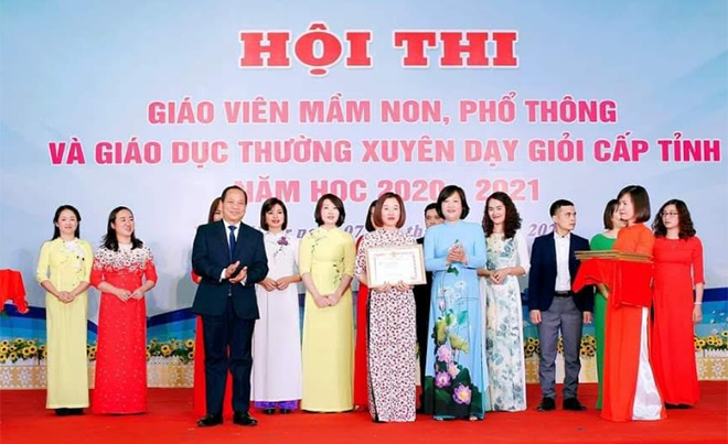 Cô giáo Trần Thị Bích Lệ - giáo viên Trường Mầm non Hoa Hồng đạt giải Ba Hội thi giáo viên dạy giỏi cấp tỉnh năm 2020.