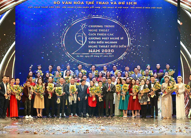 Phó Thủ tướng Chính phủ Vũ Đức Đam và Bộ trưởng Bộ Văn hóa, Thể thao và Du lịch Nguyễn Ngọc Thiện tặng hoa cho các nghệ sĩ tiêu biểu.