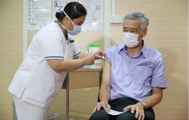 Thủ tướng Singapore Lý Hiển Long tiêm vaccine COVID-19.