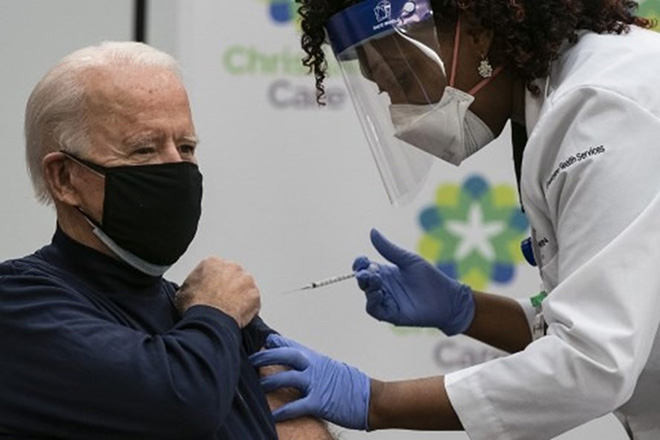 Tổng thống đắc cử Joe Biden tiêm mũi vaccine COVID-19 đầu tiên trên truyền hình hôm 21.12.2020.