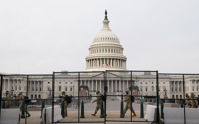 Dựng hàng rào an ninh chung quanh Đồi Capitol sau khi những người ủng hộ ông Trump xông vào tòa nhà này.