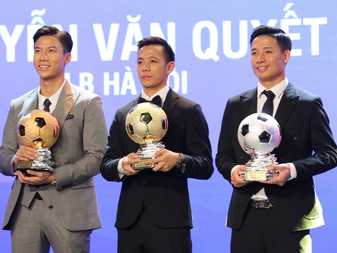 Văn Quyết trong phút giây đăng quang quả bóng Vàng Việt Nam 2020, bên cạnh Bùi Tiến Dũng (quả bóng Bạc), Quế Ngọc Hải (quả bóng Đồng)