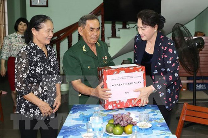Chủ tịch Quốc hội Nguyễn Thị Kim Ngân thăm hỏi, tặng quà thương binh tại Quảng Ngãi. (Ảnh minh họa)