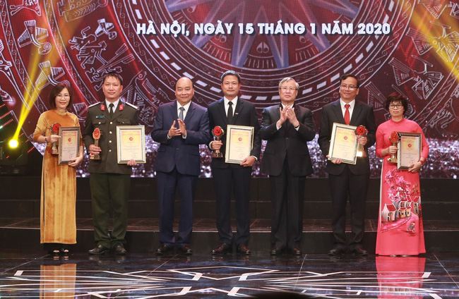 Thủ tướng Nguyễn Xuân Phúc và Thường trực Ban Bí thư Trần Quốc Vượng trao giải A cho tác giả, nhóm tác giả đạt giải Búa liềm vàng năm 2019.