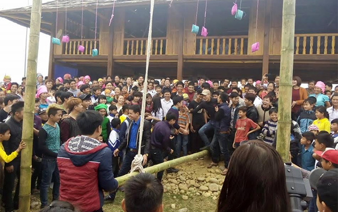 Nhân dân thị xã Nghĩa Lộ tham gia các trò chơi dân gian trong Lễ hội Rằm tháng Giêng.