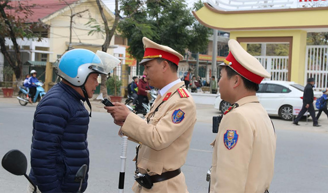 Lực lượng cảnh sát giao thông thị xã Nghĩa Lộ kiểm tra nồng độ cồn đối với người điều khiển phương tiện giao thông.