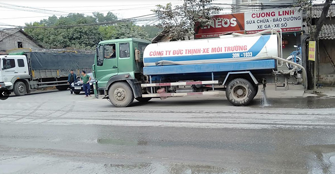 Yên Bình duy trì hoạt động xe hút bụt và tưới nước vệ sinh trên các trục đường chính tại  trung tâm huyện nhằm giảm thiểu ô nhiễm.