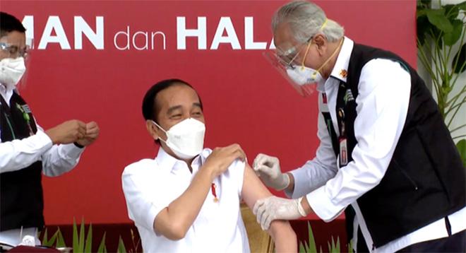 Tổng thống Indonesia Joko Widodo là người đầu tiên được tiêm vắcxin CoronaVac.