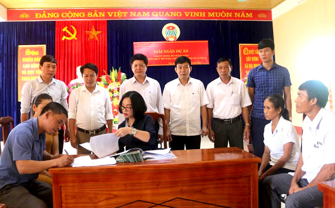 Hội Nông dân tỉnh giải ngân Dự án nuôi bò sinh sản từ nguồn Quỹ Hỗ trợ nông dân Trung ương cho hội viên nông dân xã Đại Minh, huyện Yên Bình.