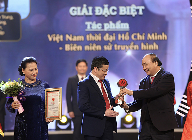 Thủ tướng Nguyễn Xuân Phúc, Chủ tịch Quốc hội Nguyễn Thị Kim Ngân trao Giải Đặc biệt cho Báo Nhân dân.
