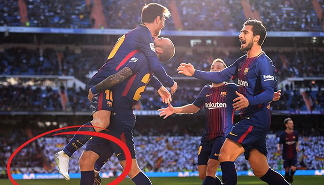 Messi ăn mừng bàn thắng sau khi kiến tạo cho đồng đội dù một chân bị tuột giày.