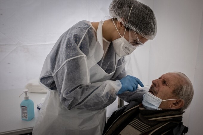 Nhân viên y tế làm xét nghiệm nCoV tại Pháp ngày 13/1.